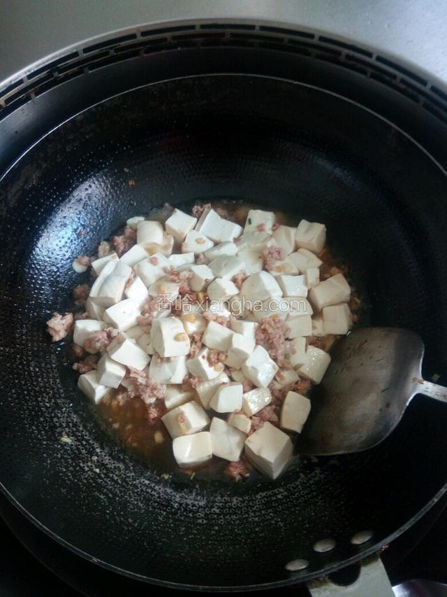 放入豆腐烧2分钟，加入少许白糖，料酒，生抽。
