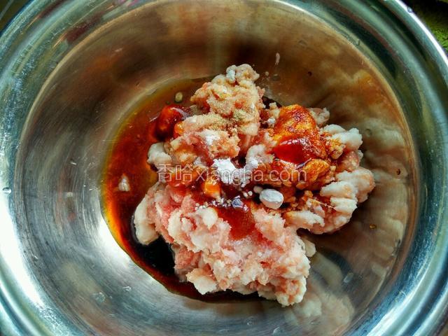 肉泥中加入适量盐，白胡椒粉，蚝油，生抽料酒，生粉和少许白糖。