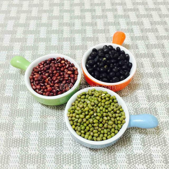 绿豆，红豆，黑豆适量
红豆也可以用赤小豆代替