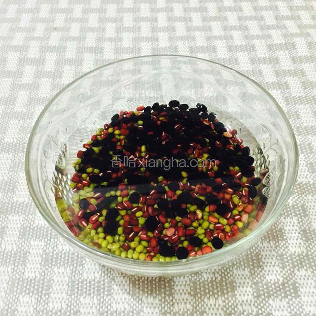 把三豆洗干净，提前浸泡几个钟，
也可以提前一晚浸泡，
泡过的豆，更容易煮烂，又不脱皮。
吃起来口感才佳，绵绵沙沙的。