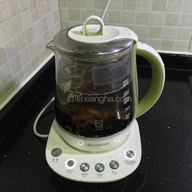 把三豆和陈皮，加进适量纯净水，开启煲煮模式……60分钟
时间可以自己把握，想吃更绵，就煮久一点。
想更快捷，也可以用压力锅煮。大约20分钟。