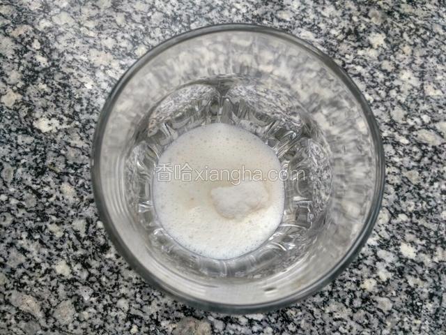 用注射器从一盒中抽取20毫升奶，注入杯子里，加一包菌粉。