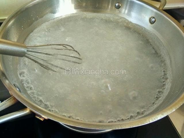 就这样保持沸腾状态，手不停搅拌，继续搅拌五分钟。