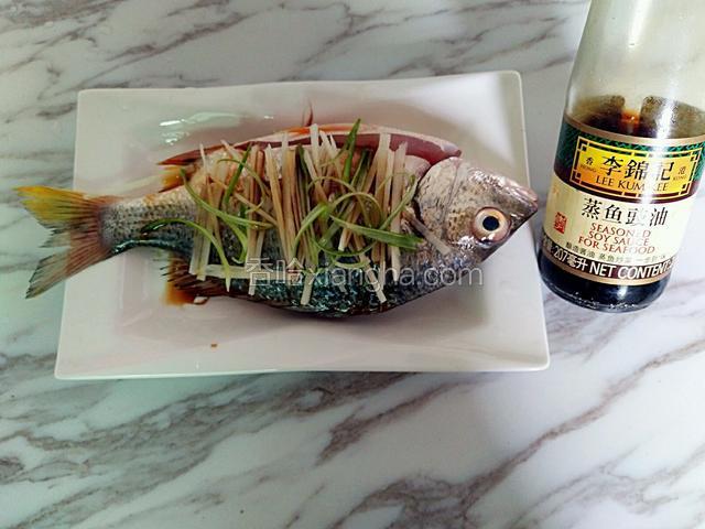 先淋一勺蒸鱼豉油