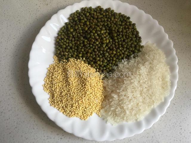准备好小米，绿豆和大米。