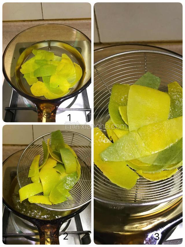 将浸泡过的橙皮放入小锅中、加入适量清水中火煮，水开后冲几滚后将橙皮捞出。（这个步骤重复2次）晾干水分。