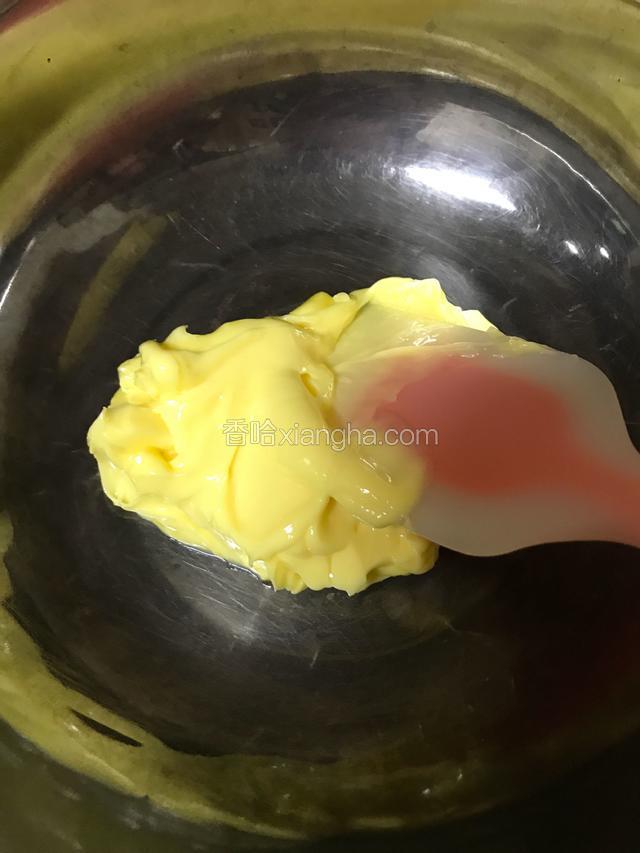 黄油软化好后用刮刀翻拌顺滑。
