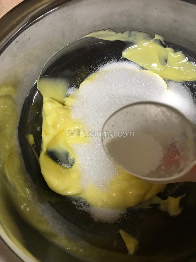 加入糖和盐，翻拌顺滑。