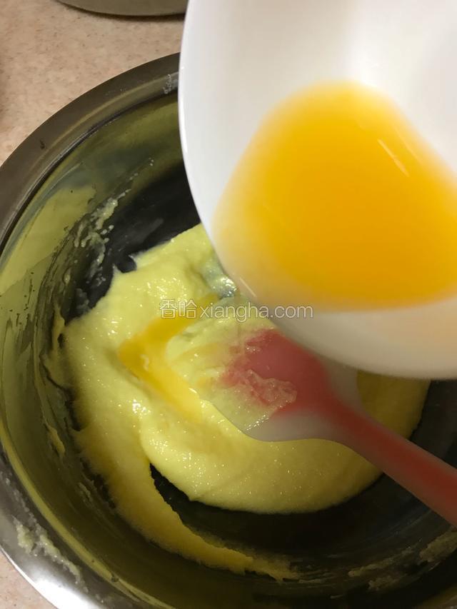 分2次加入橙汁，每次都翻拌至完全吸收。