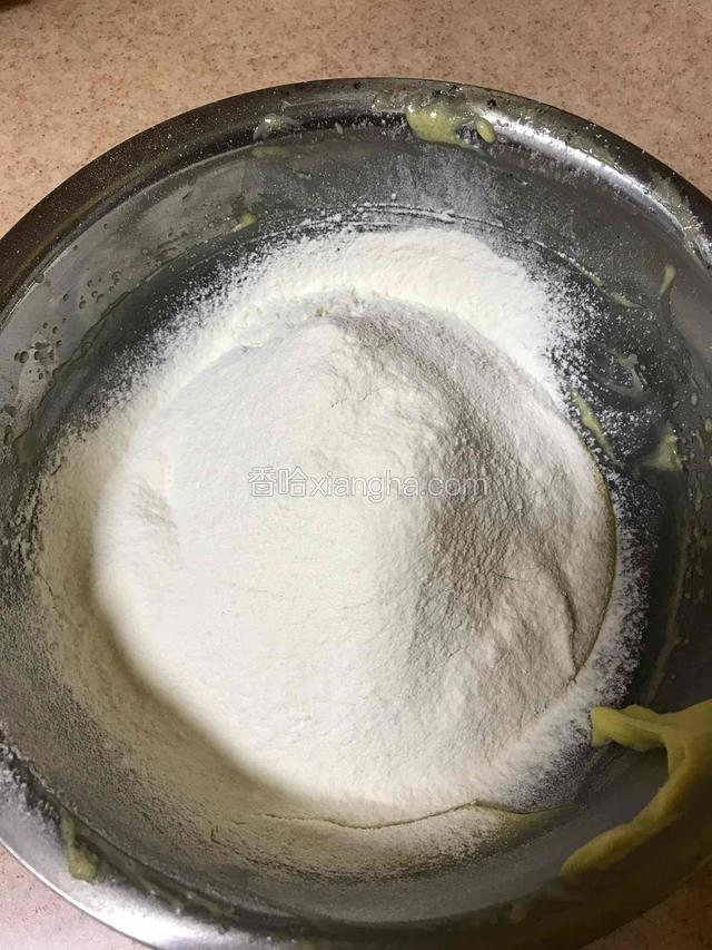 筛入低粉，翻拌至无明显干粉状。
