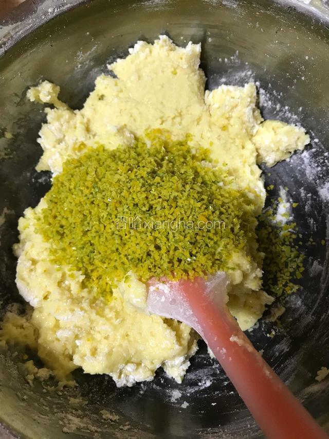 加入切好的橙皮碎，上下翻拌均匀。