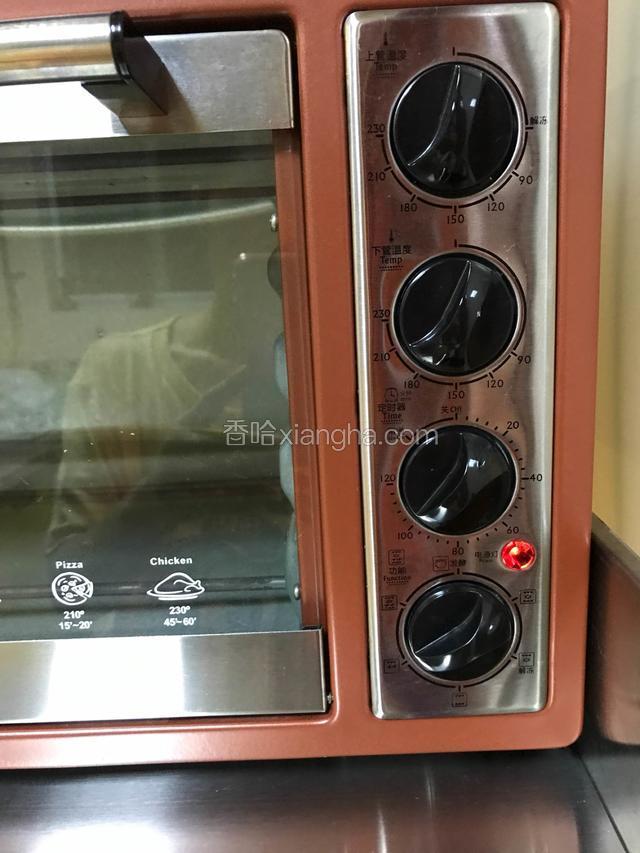 放入预热好的烤箱，160度18分钟。