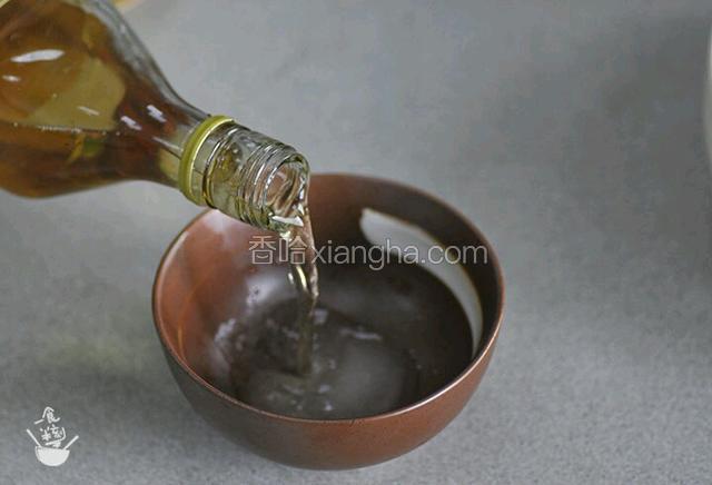 白酒4克，白糖，料酒10克调开