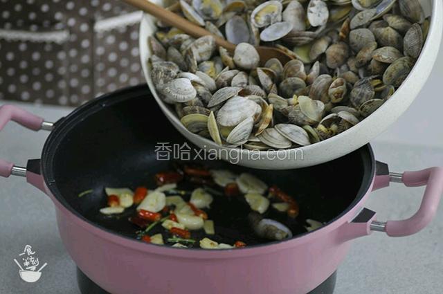 倒入花蛤，爆炒1分钟