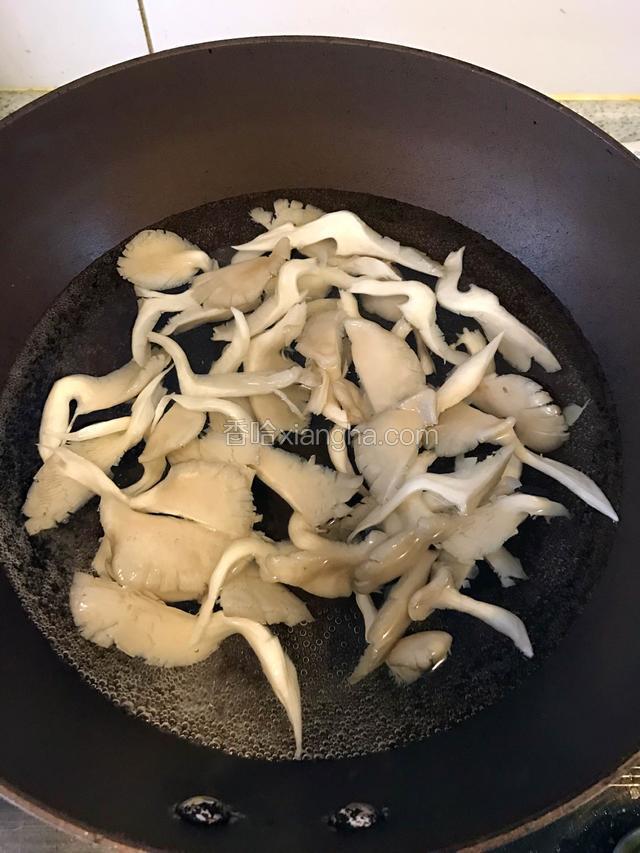 水开后焯蘑菇，三分钟捞起过凉水