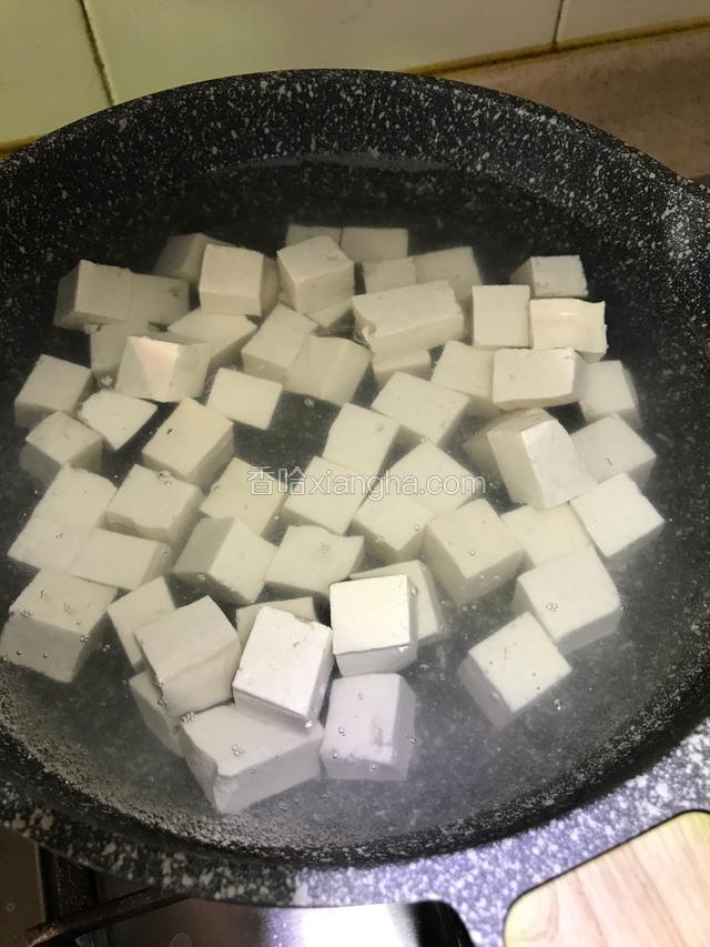 锅内加入适量清水，水开后放入1小勺盐放入豆腐中火煮4分钟。