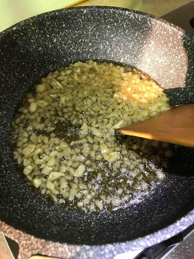 锅内放入适量油，温热后下姜蒜小火炒香。