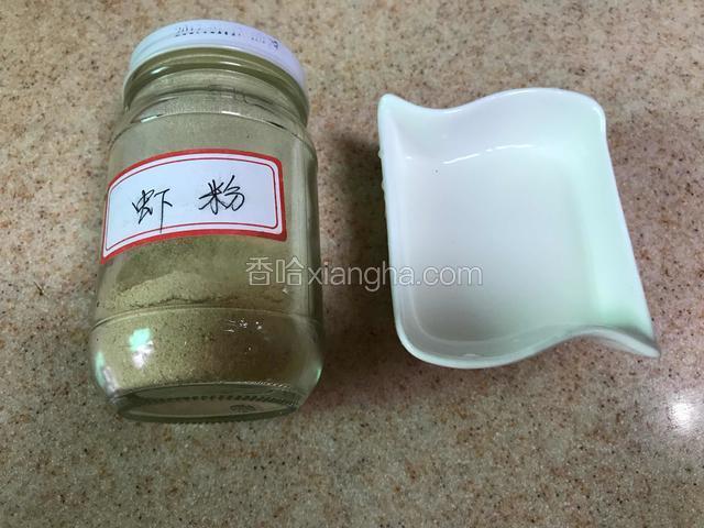 准备1勺生粉加清水调成水淀粉并放少许虾粉调味。