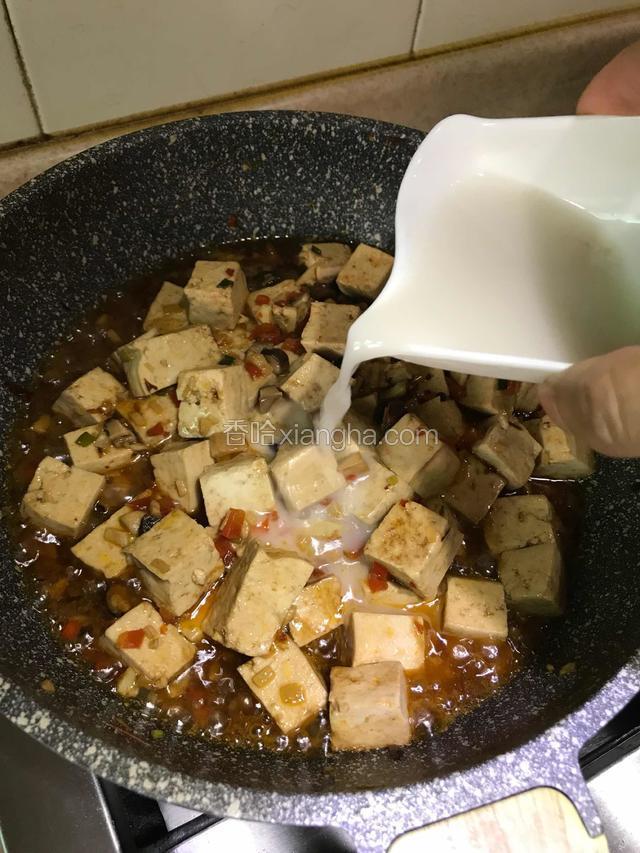 调入水淀粉、大火稍微收汁。