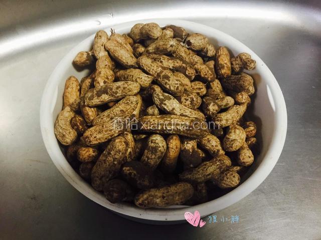 新鲜花生买回来要反复搓洗，还挺脏的，都是泥巴
