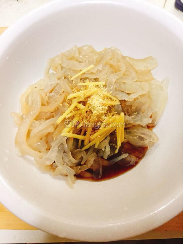 冲洗干净加姜丝，醋一勺，味精一勺，白糖半勺，麻油一勺，料酒一勺搅拌均匀即可
