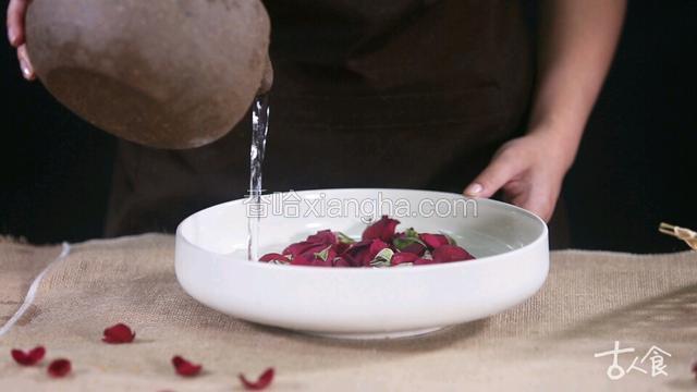 1.取可食玫瑰，清洗后，阴干至表面无水
