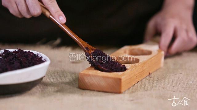 花泥中加入白糖和蜂蜜，入模具压制成饼
