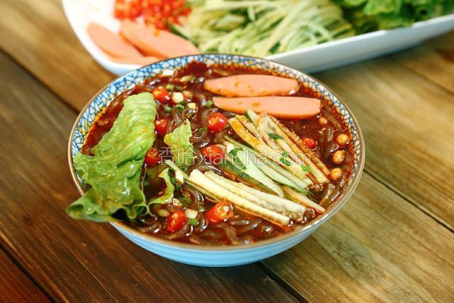 放适量生菜，洒适量剁椒、葱花