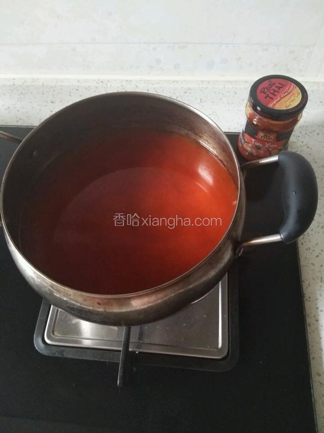 锅里加500ml水，放入冬阴功酱煮开