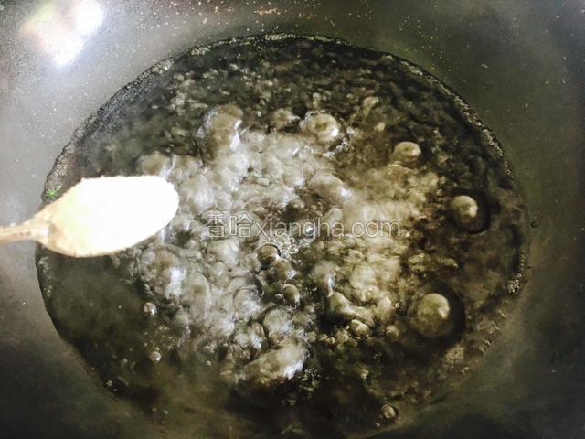 锅中烧开水后加入1勺盐。