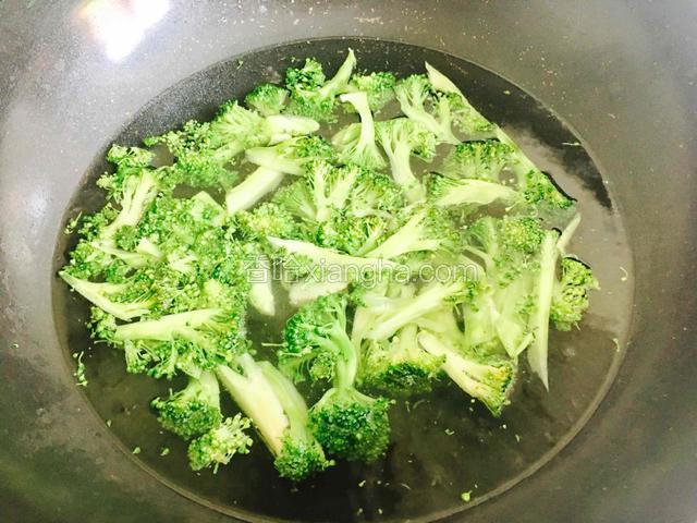 把西兰花放进锅里汆煮两分钟。