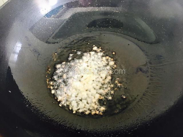 锅中烧热油下蒜末爆香。