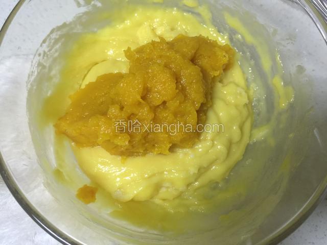搅拌均匀后加入南瓜泥。
