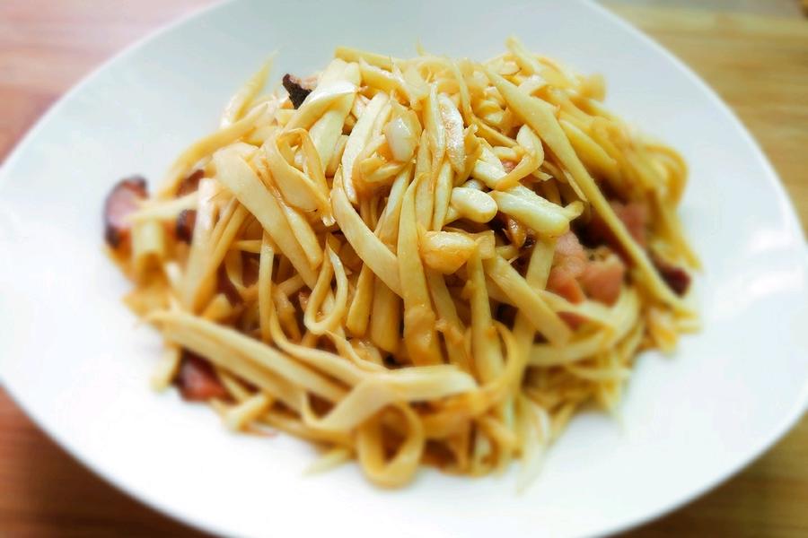 腊肉炒茭白