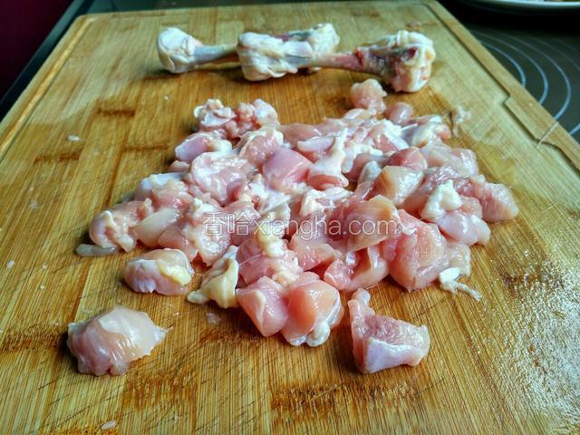 将鸡腿肉切成丁。