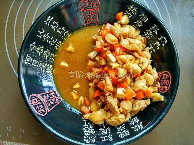 将鸡丁盛出来，汤汁若多的话，可以蒸米饭时淋在米饭上。