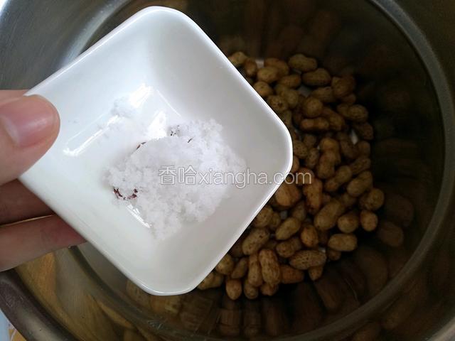 倒入细盐