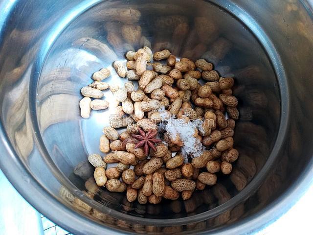 所有食材放入锅中