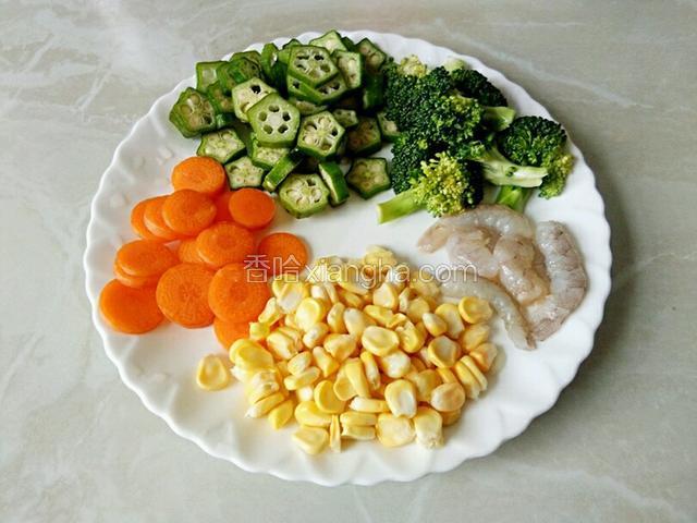 准备材料：秋葵、胡萝卜切片，西兰花两小笑洗净再掰成小块、虾去头壳虾线，玉米粒洗净备用