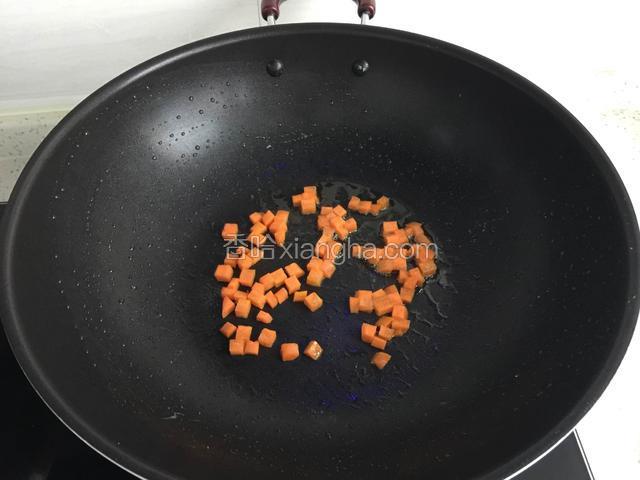 倒入胡萝卜丁翻炒断生。