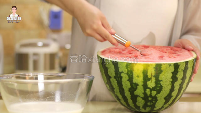 用勺子挖出西瓜球
