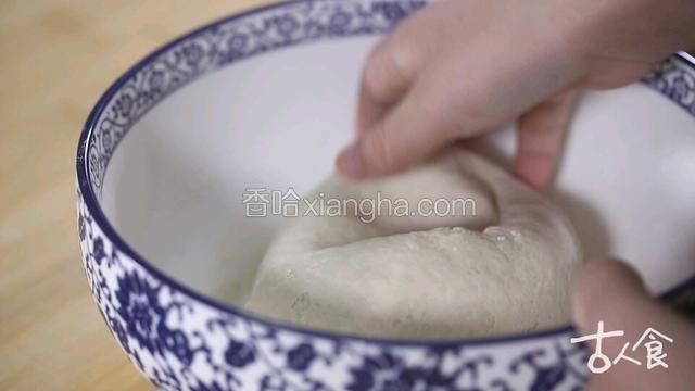  1 、取适量面粉，放入少许盐，用冷水和面。
