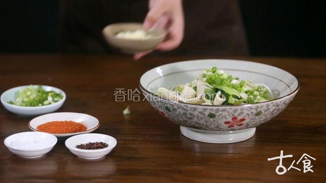 6、煮好的面条和菜捞入碗中，并将准备好的香葱粒、蒜末、辣椒面、盐依次放入面上。

