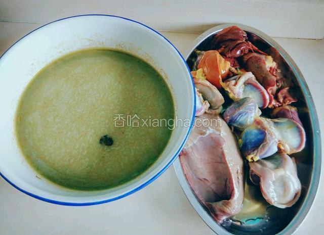 准备材料：5个鸭胗（老板送了3个鸭心）、猪肝200克。
盆中卤水汁，是用李锦记卤水汁一瓶，倒入锅中加入适量水，卤制过一只鸭子的卤水汁。它可以反复卤制食品，当味道变淡后，可以继续买李锦记卤水汁，添加进去。这个卤水汁，越卤越香。