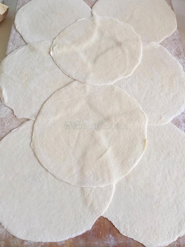 将小面剂擀成薄薄的面皮，越薄越好。