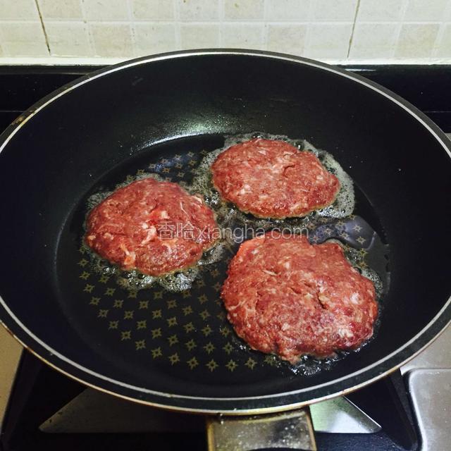 把牛肉饼从碟子脱出，放平底锅煎
煎至底面肉凝固，再翻面煎。
PS：调中小火