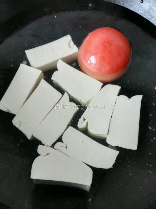 把洗干净的番茄也放入烫水里也烫几分钟滚动一下