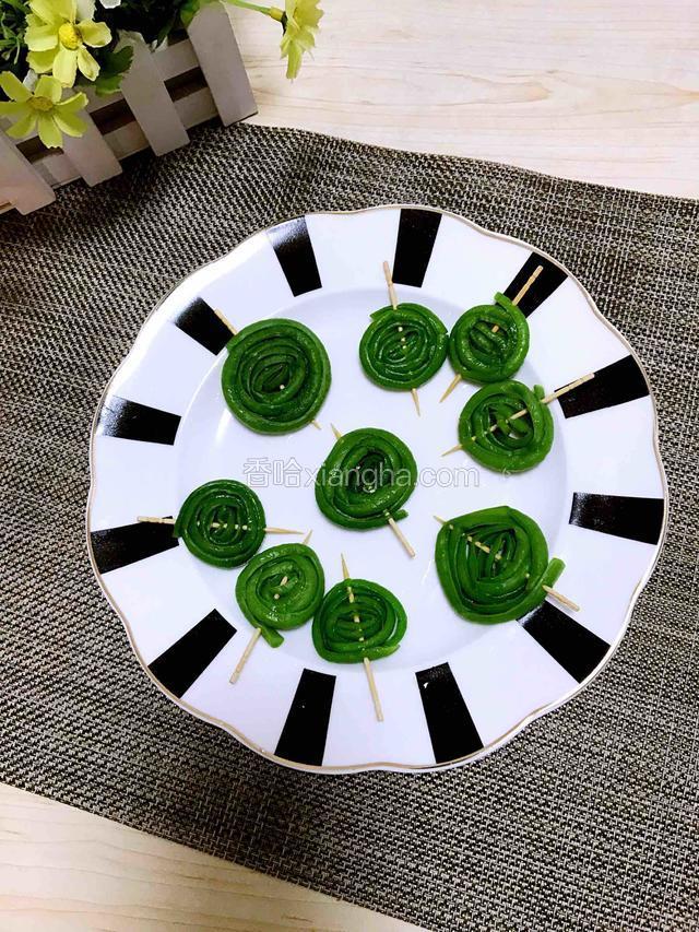 用手卷成圆圈状，用牙签固定住