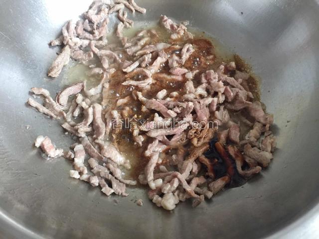 待肉丝变色放入生抽、蚝油和花椒粉调味。
