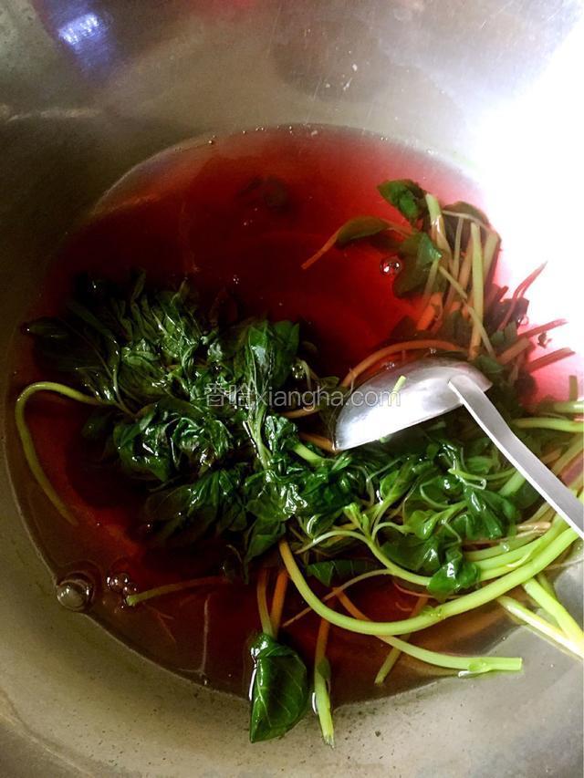 苋菜洗净煮水（时间长点勤搅搅，我弄的时间短，粉色不明显）